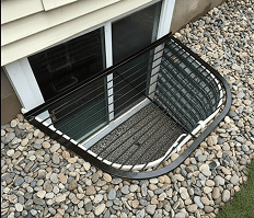 Egress window well with a safety cover