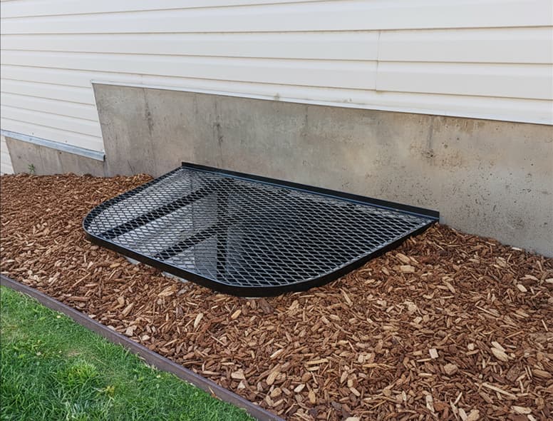 Egress window well with a safety cover